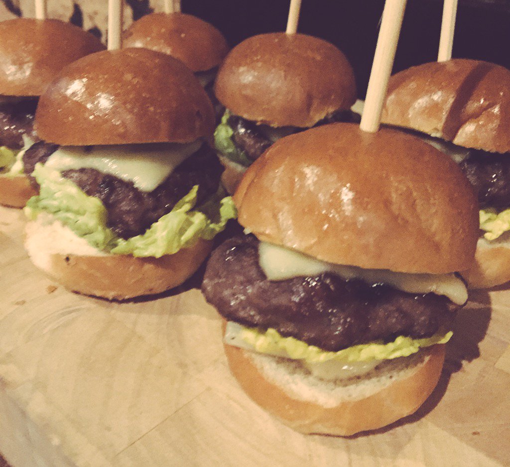 VADundee's tweet image. A fantastic evening meeting everyone at the #dundeebloggers meet this eve @doorbelow thanks for having us!