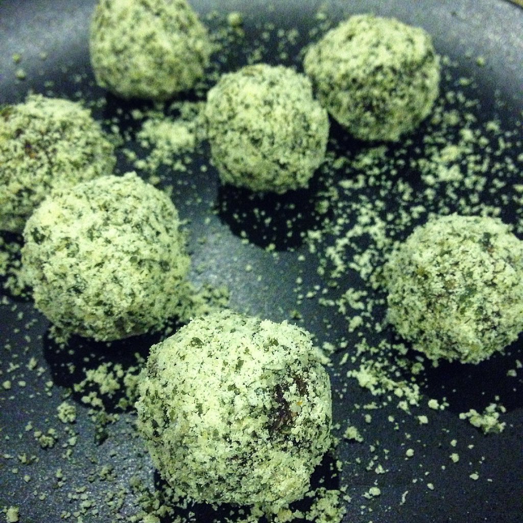 HapiFoodCo's tweet photo. A great midday snack or for tonight, a pre-gym energy boost! These are our energy balls #HapiSnacks #HealthyEating https://t.co/BcRzC7lw9v