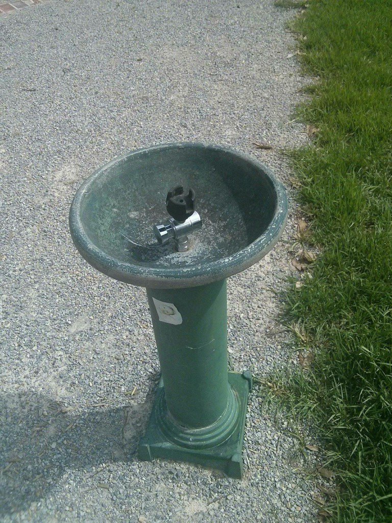 MelbourneTaps's tweet photo. Unnamed park on Barkley street, doesn't even work. No water. Why do I live 0/10 #MelbourneCity #melbournewater https://t.co/cdFJYsQg1u