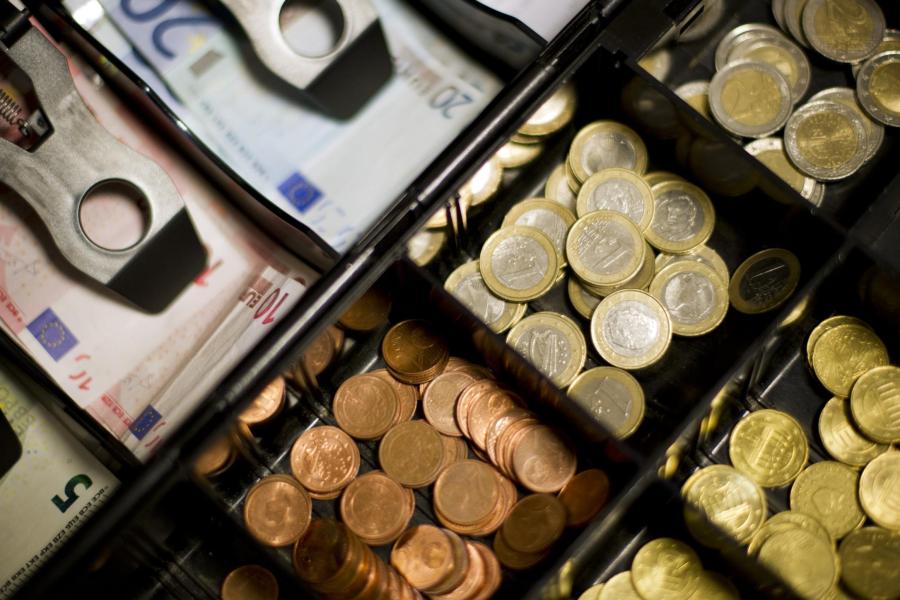 welt's tweet photo. Warum das Bargeld-Limit gravierende Folgen für die Bürger hat https://t.co/ItmgFCFcty https://t.co/XNHGO2ZVtb