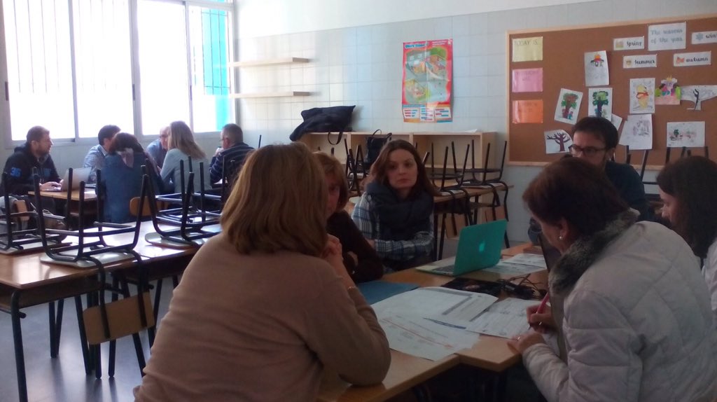 escuelassj's tweet photo. #momentsprimaria SEGUIM amb la #7manaABP...madurant procés com a grup #creant i #creient.💭💚👣 @ftsaez @aulaPlaneta https://t.co/UJdedtvlDB