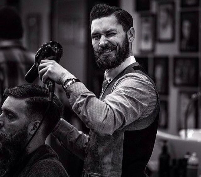 gnmdmag's tweet photo. El arte de un barbero: afeitar, cortar, diseñar y acondicionar el cabello 🎩 #barbero #barber #barbería https://t.co/jp1Q7DA5Fx