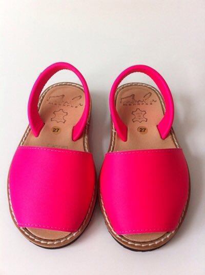 Van deze hippe neon roze Meisjessandalen is het ook het laatste paar...maat 25... spaansesandalen.weebly.com/meisjessandale… #avarcas