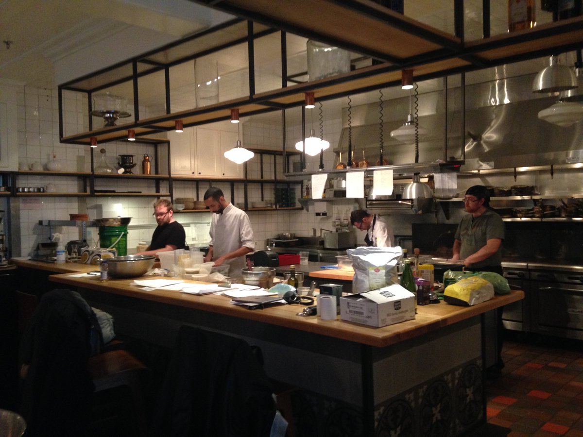 On travaille d'arrache pied pour finaliser notre #nouveaumenu! 
RDV ce vendredi 5 février pour notre réouverture!