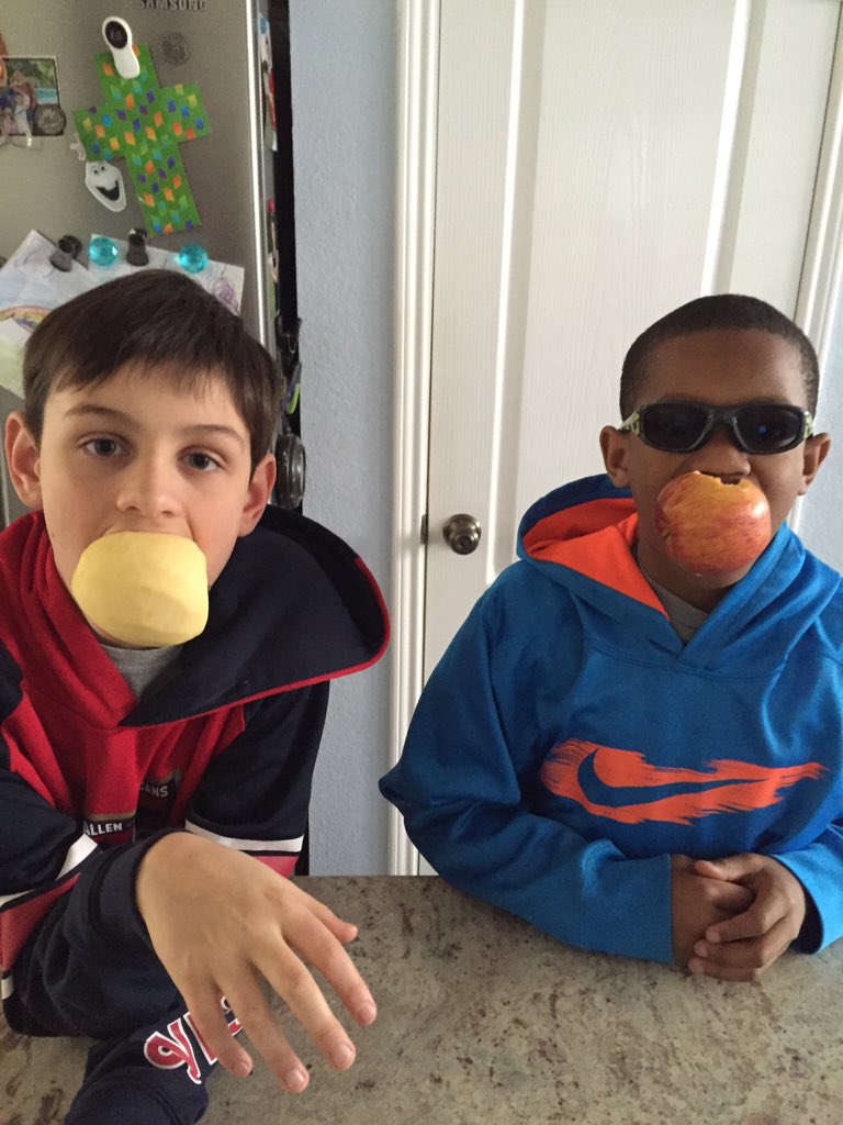 christinekless's tweet photo. Apples and then some hoops for these two friends. #21DayChallenge
#LeoSnacks
#AllenSnacks
#GoAllenBeatProsper https://t.co/2jBqHkjh0d