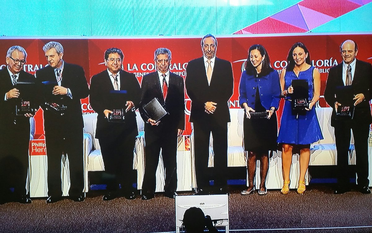 ContraloriaPeru's tweet photo. Contralor General #FuadKhoury agradece a #PhillipHerr y a los panelistas por su participación en la VI #CAAI2016 https://t.co/C4bjLXecJ6