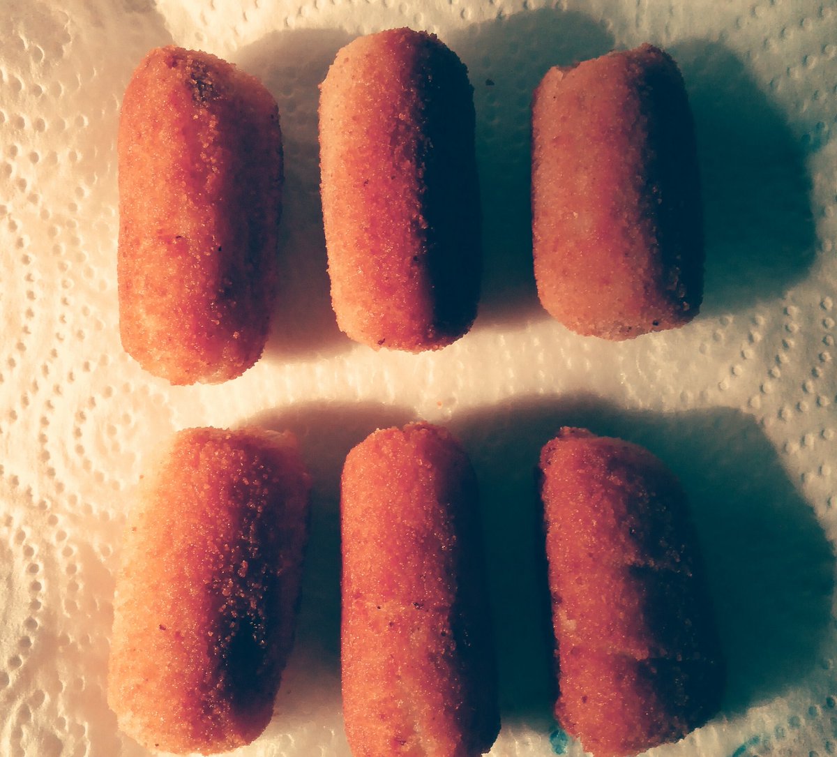Quetontosois's tweet photo. Croqueta's simmetry #foodporn #instafood #instaidiot #soyhipsterya #instahipster #postureocomida #tumadreenbragas https://t.co/7ahAL6TOCr