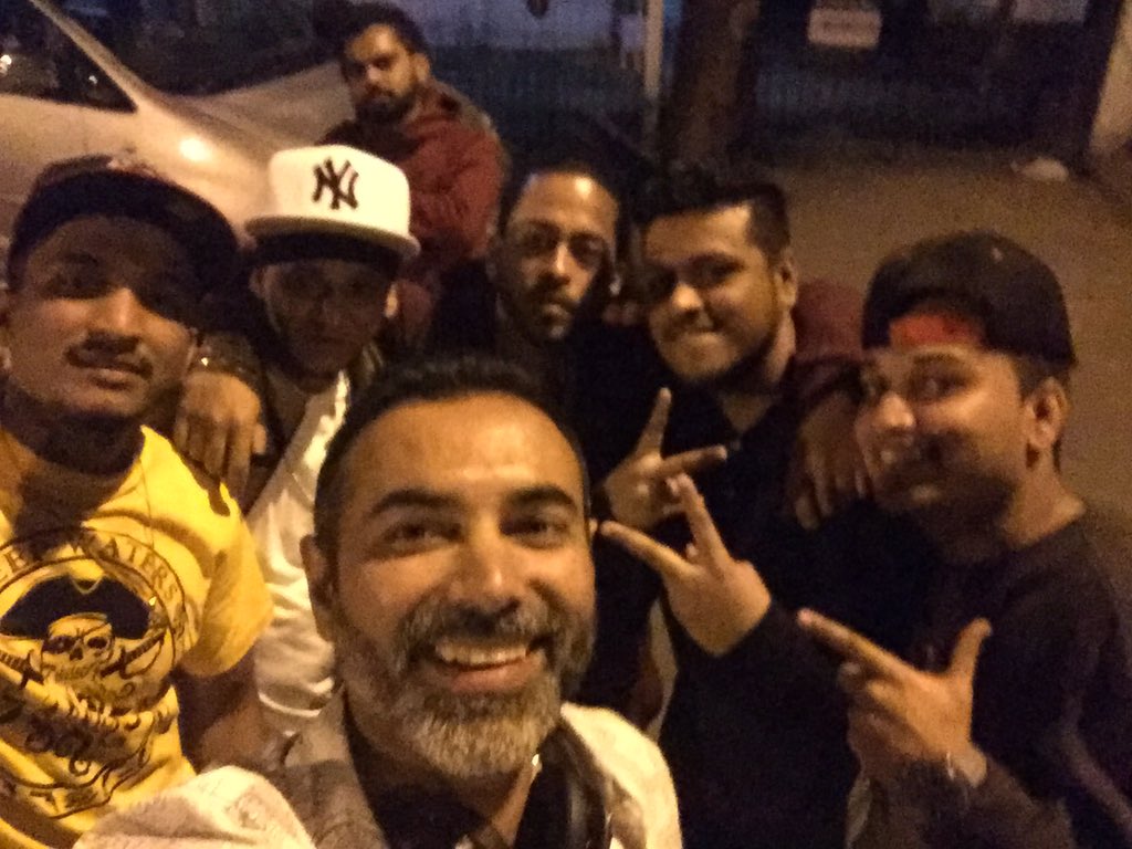 iamGujuBhai's tweet photo. @VivianDivine @Gangiskhancamo @SHOTBYJD #gullygang #desihiphop #mumbai https://t.co/ehSkZqBlVq