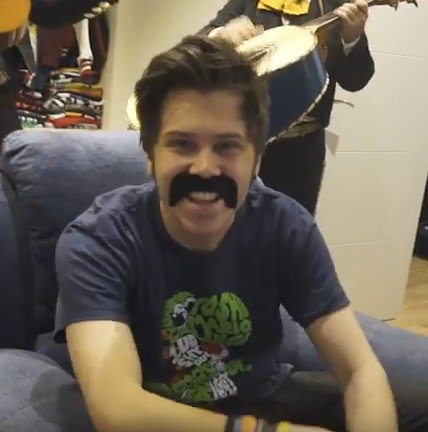 LizzFG95's tweet image. #Error404NotFound  mi mente no puede procesar un mostacho y @Rubiu5 juntos.