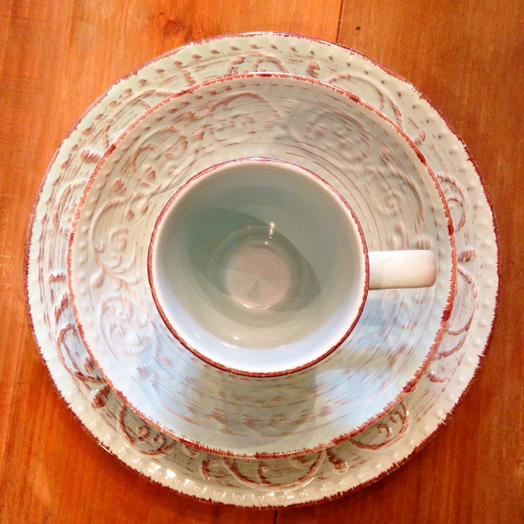 LittleEclectic's tweet photo. Beautiful #dishes in the #diningroom at #LittleEclecticHouse! #boutique #home #decor #dinnerparty #shoplocal https://t.co/zz2VcLqXbt