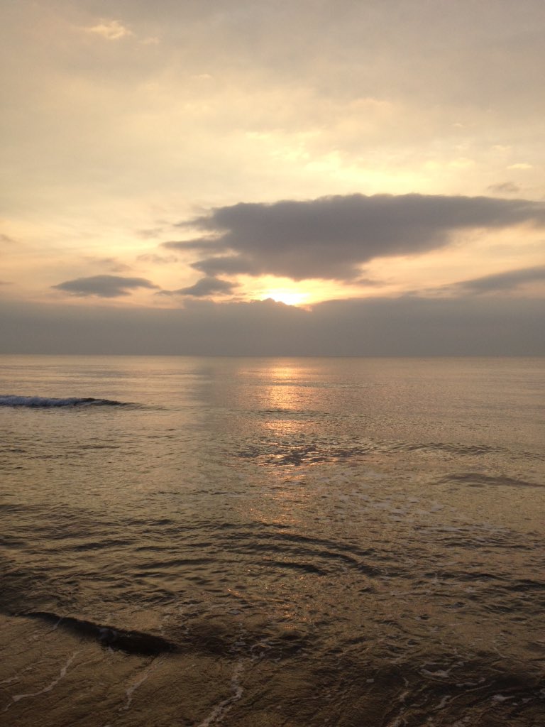 missexeter's tweet photo. Soñaremos con un nuevo amanecer! Buenas y soñadoras noches! #loslugaresdemissexeter #beach #sea #dreams #playa #mar https://t.co/gbln5phBpP