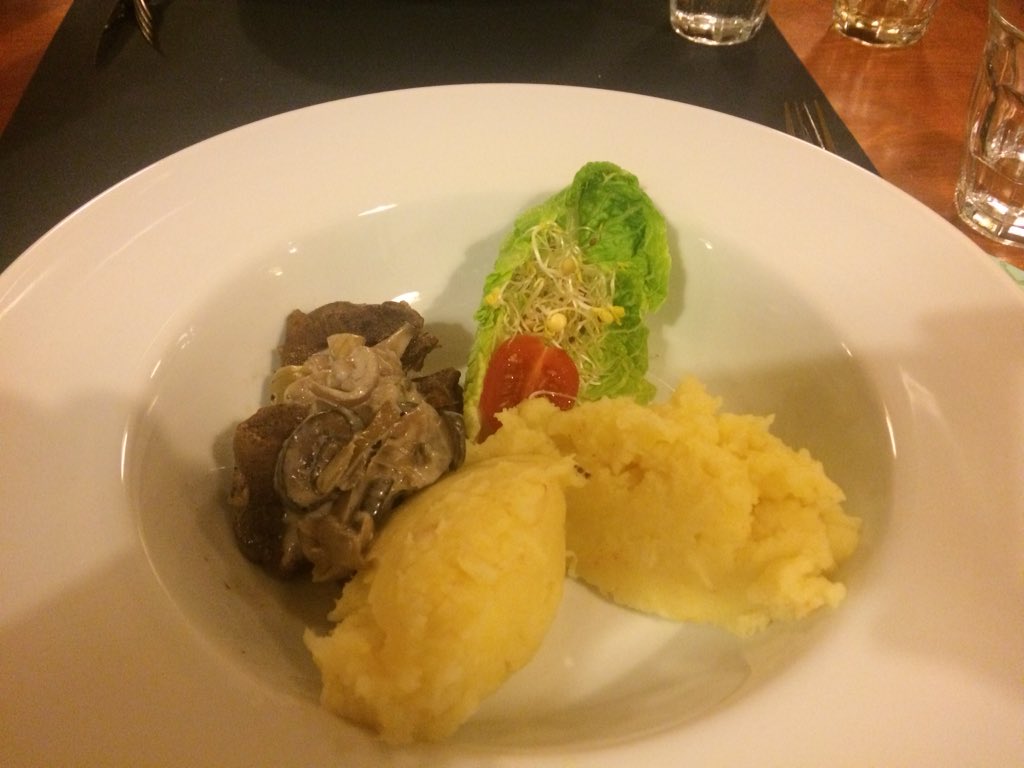 harryleutscher's tweet image. vanavond gezellig &amp;amp; heerlijk gegeten in @CollectieBrands met @omaserveert aan het fornuis, 👍🏻👏🏻 #emmen #emhm