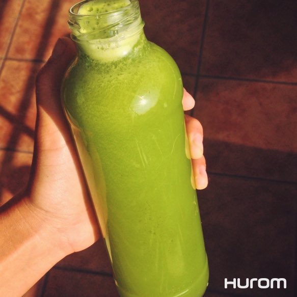 huromchile's tweet photo. Media piña, medio pepino y una rama de apio bastan para hacer esta maravilla de jugo hidratante y depurador 💚 https://t.co/SmZj5OGvxu