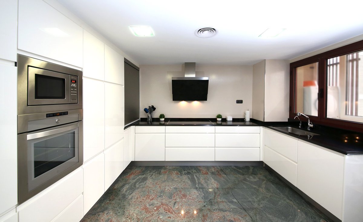 Cocina lacada en blanco brillo con uñero integrado