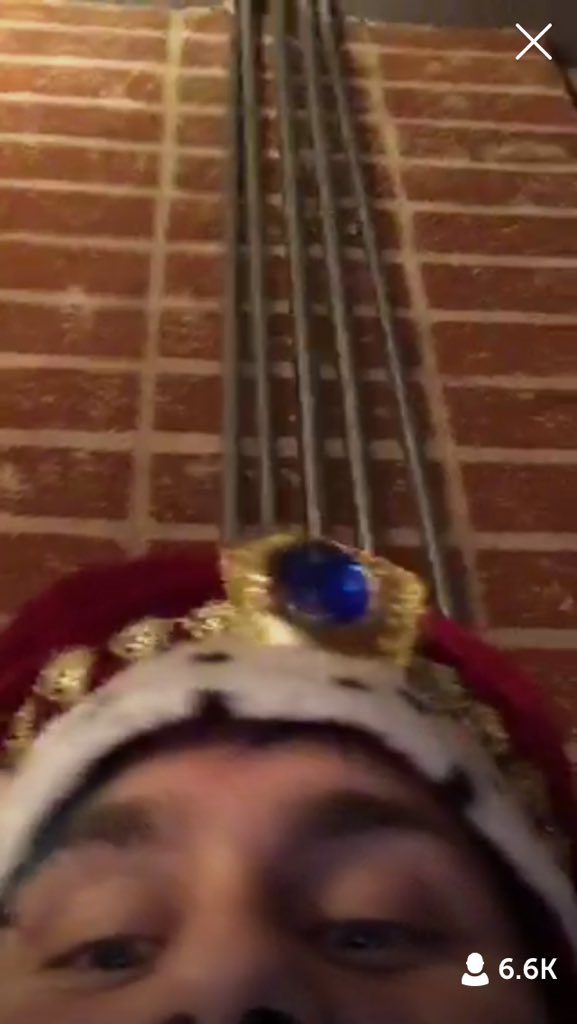5SOS_Daily's tweet photo. Calum and Michael imitating how their moms FaceTime #kingmichael #kingLuke #AshIsSick #CalumIsNice @LiveNation https://t.co/vFAzkRBYSS