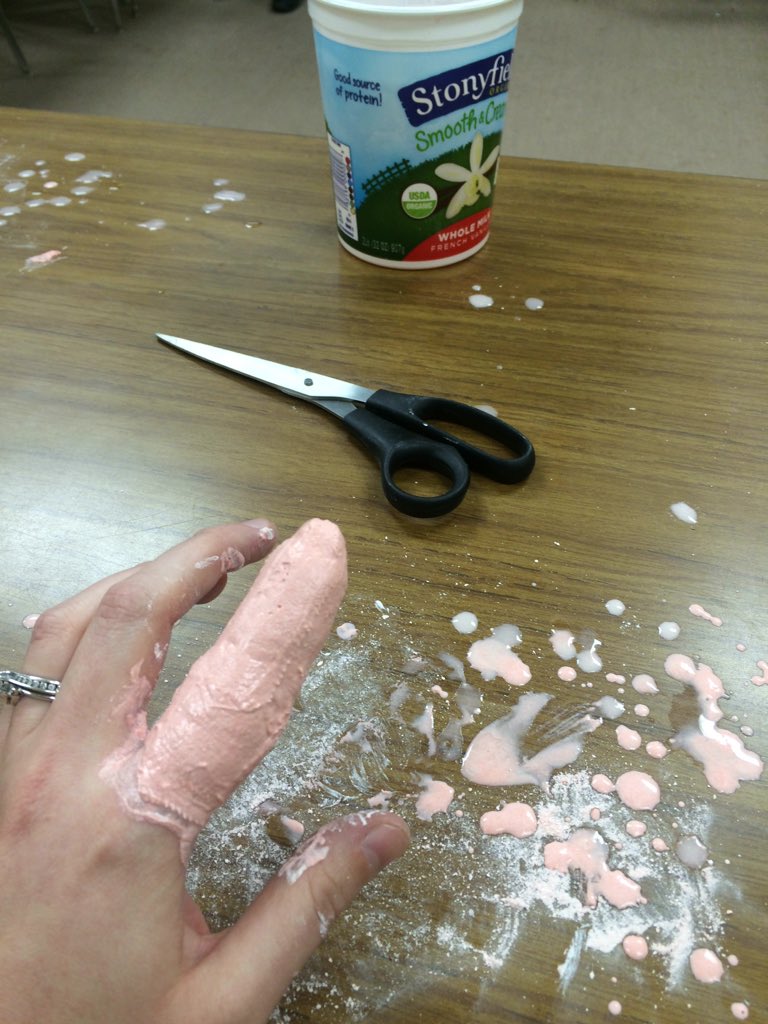 RosemaSarah's tweet photo. #urbaneddu hands on teaching! https://t.co/pVzqDc3z9w
