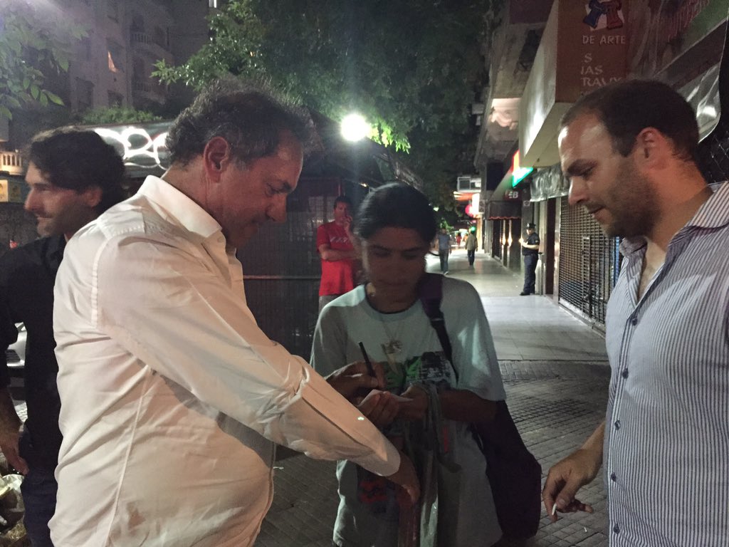 rosarioa's tweet image. Scioli firma autógrafos y a todo el q se le acerca q le dice q le votó responde: "pero entonces quien votó a Macri?"