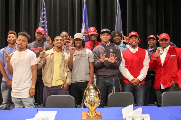 KHOU's tweet photo. #KHOUpreps: Viewers send in National Signing Day Pics https://t.co/QnDgmP03uh #NSD2016 https://t.co/q9GXHJk1RJ