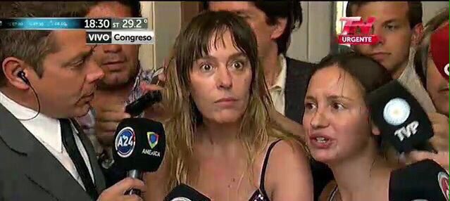 Cuando alguien tira basura en el piso frente a tus ojos