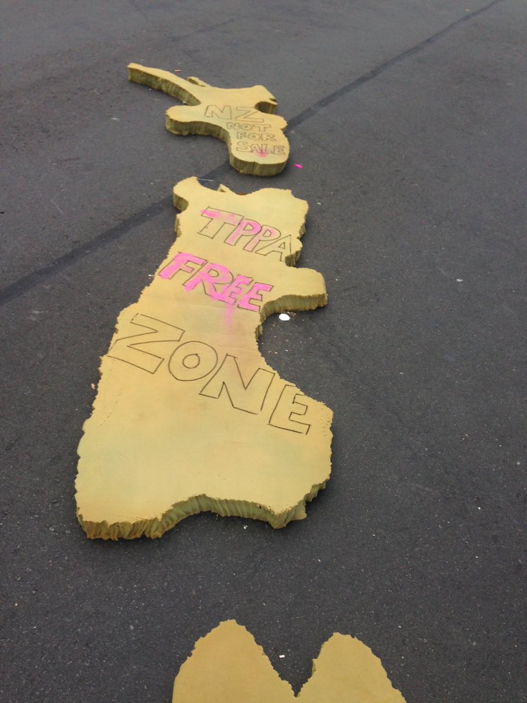 350nz's tweet photo. Thousands of marchers are now starting to join the thousands of blockaders to protest the #TPPA #tppaBlockade https://t.co/VlhDsqpWQx