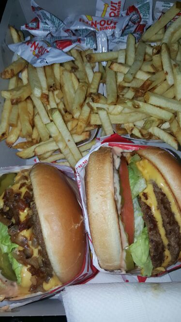 chefanneburrell's tweet photo. It's always amazing how much better an In-n-Out burger can make you feel... #SB50 https://t.co/DGHggoylAA
