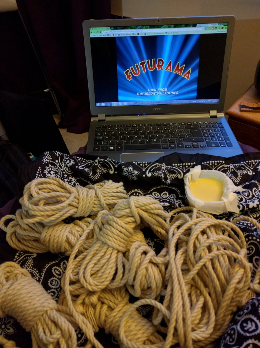 piperfawkes's tweet photo. Best self-date ever. #ropeconditioning #Futurama #happyfeurx https://t.co/uUAGYjUS9u
