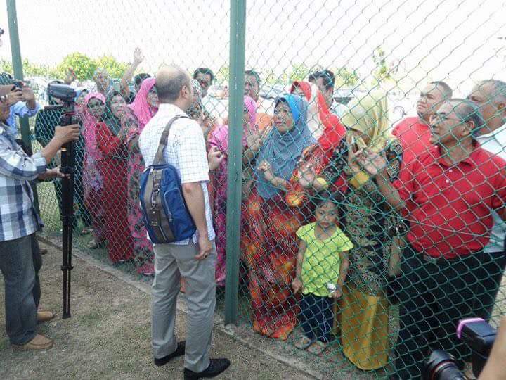 Suasana pilu rakyat kedah ketika Datuk <a href="/MukhrizMahathir/">Mukhriz Mahathir</a> di lapangan terbang Alor Setar