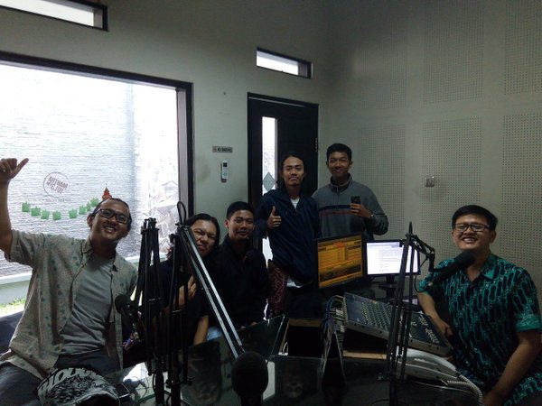 Inilah Nino &amp; temen temen dari <a href="/tasikberpuisi/">#BanjirInformasi</a> kalo Andin bagen motoin ya :)) #TamuPagi