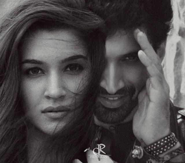 itsmezeeshaan's tweet photo. @boyfriendkapoor #Adiriti 😻😆✌ https://t.co/w9NNebNSLb