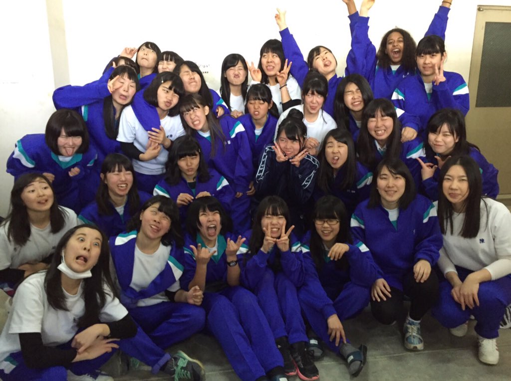_1Bbot's tweet photo. お分かり頂かるだろうか…
みんながかわいい変顔をしてる中でのガチ勢達を……… シビア https://t.co/0j52lAtIcA
