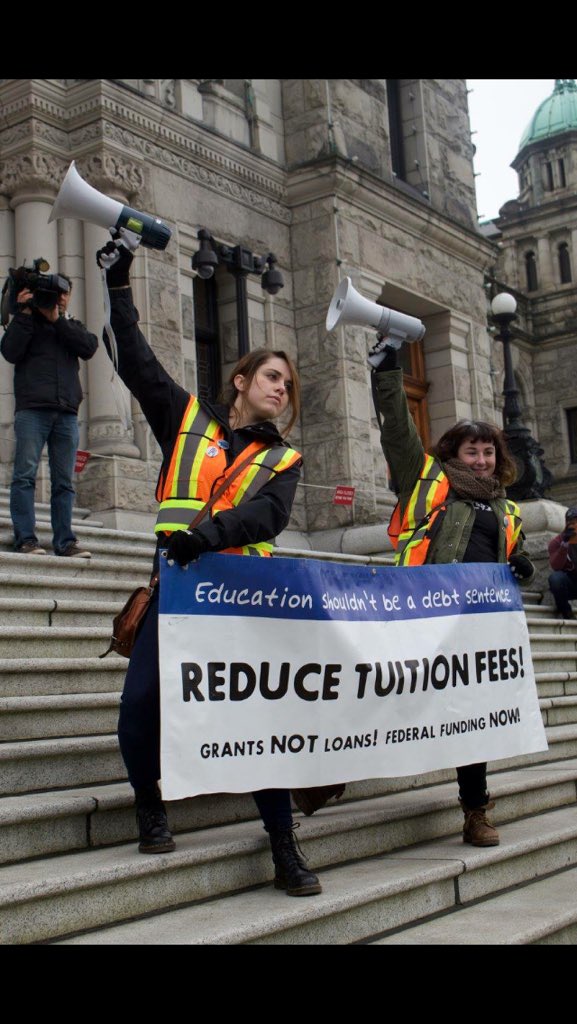 Laurel_BC's tweet photo. Hundreds came out for the #EducationIsARight rally today! Thx @UVSS organizers. #solidarity @CUPE4163 #bcpoli https://t.co/NCgIjgYq7d