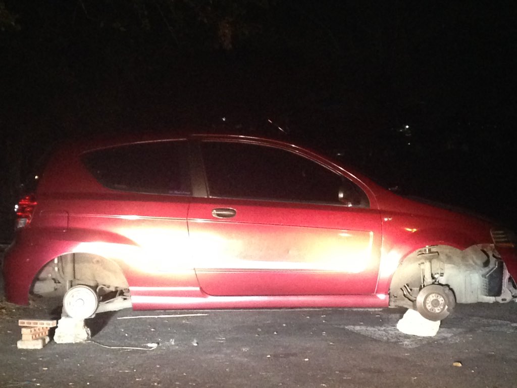 jesurvelad's tweet photo. Esto ocurrió esta noche en el estacionamiento de ingeniería en la USM. ¿Quien se hace responsable? @usemistas https://t.co/wBvx5Nloeq