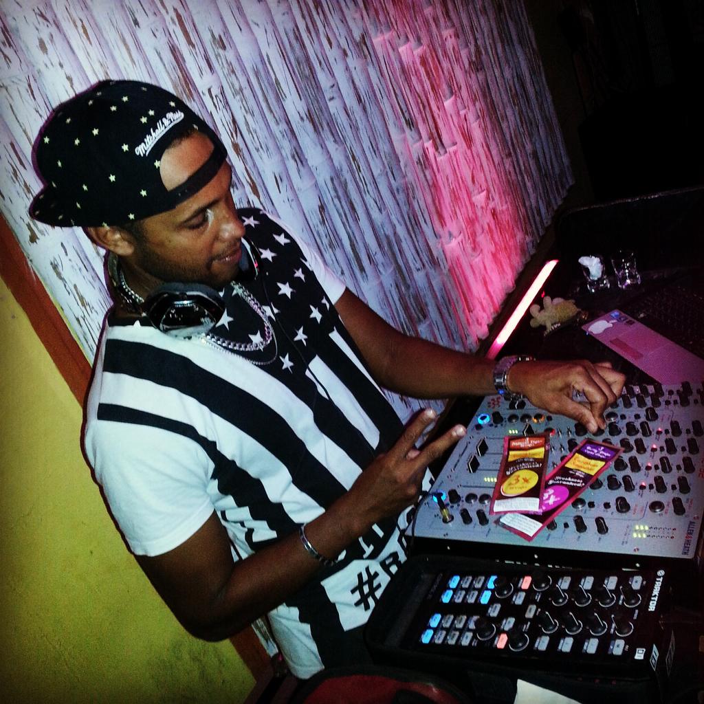 CSmoothieswraps's tweet photo. #GroovingFiesta #Batu #Bavaro #PuntaCana #CaribbeanSmoothies3X #cigarwraps #premium #DJ #PUJ #goodmusic #tuesdays https://t.co/dYbWsrrbk6