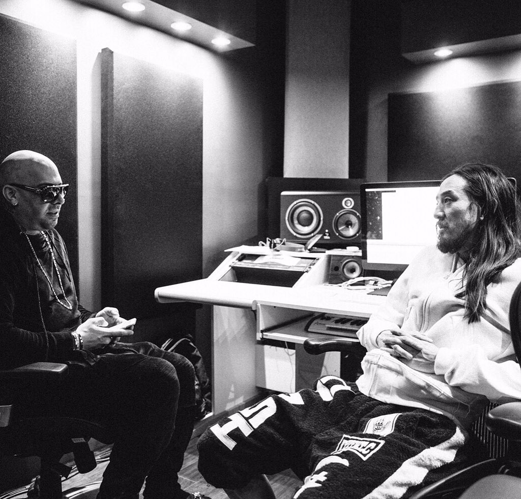 Meeting of the minds. New 💣💣💣 from me and @MallyMall coming soon. https://t.co/qJMiNhPtMv
