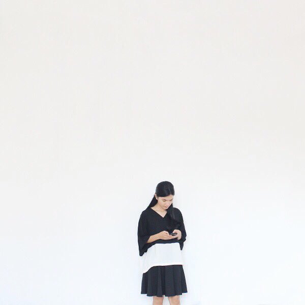 In a bold contrast tones with airy 3/4 kimono sleeves, Selma Top adds an instant dose of pep to weekday mornings!