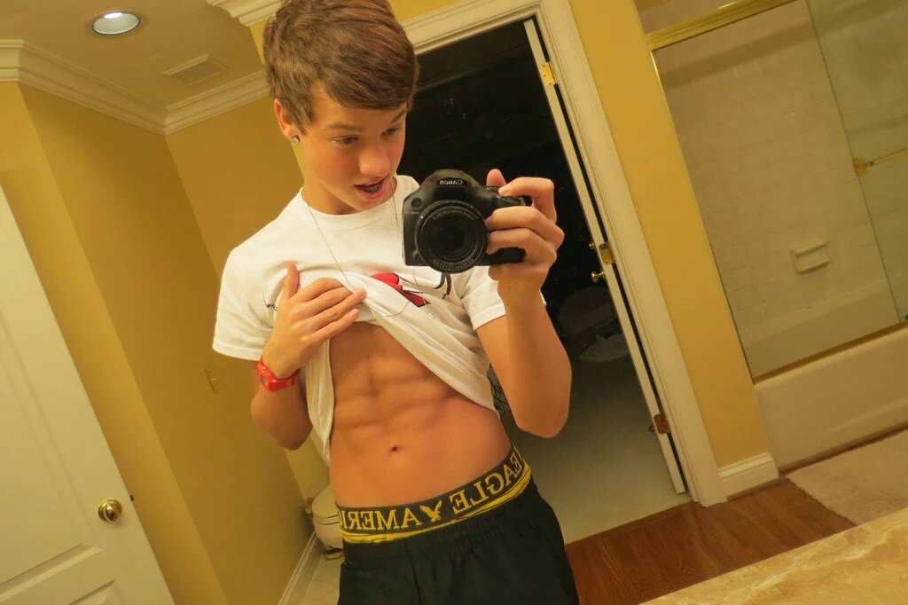 transadallas's tweet photo. SOBRE EU ADORAR FOTOS FETUS #HappyBDayTaylorCaniffFromBrazil https://t.co/s8KlEGahMB