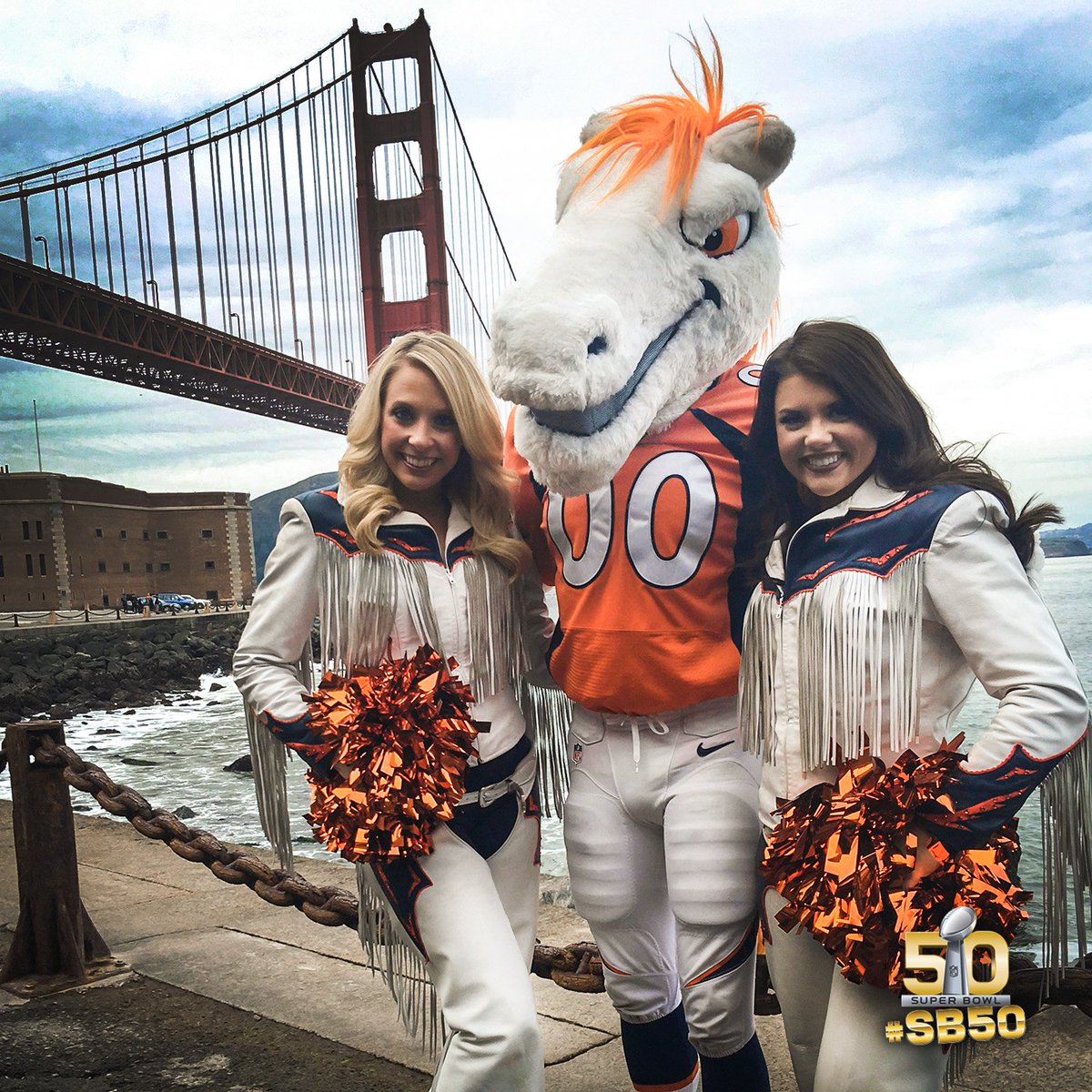Broncos's tweet photo. Seeing the sights. #SB50 https://t.co/sbkJcu0bkY