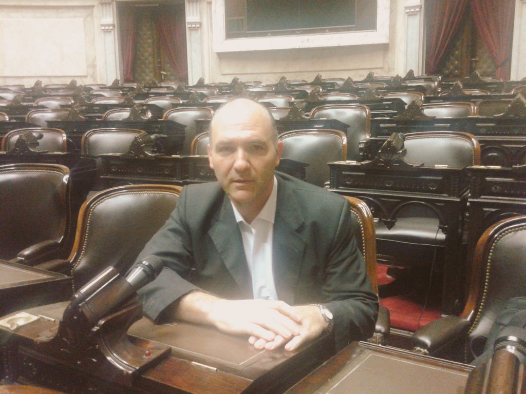 grcarmonac's tweet photo. Desde hoy todos los miércoles estaré en mi banca xa exigir q MM llame a extraordinarias y #QueNoClausurenElCongreso https://t.co/1eIPw1LCFE