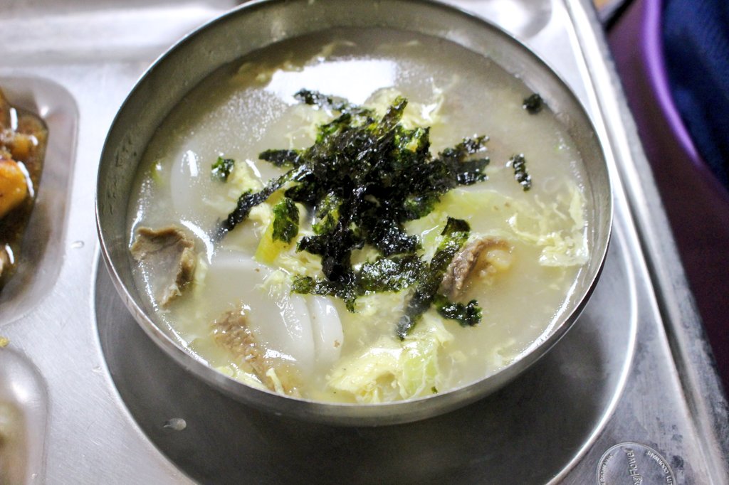 hansolwf's tweet photo. #한솔복지관#설날
설날을 맞이하여 한솔직원들이 새해인사를 올리고  맛있는 명절음식을 함께 나누고 있습니다🙇💕 https://t.co/NChqICZfl9