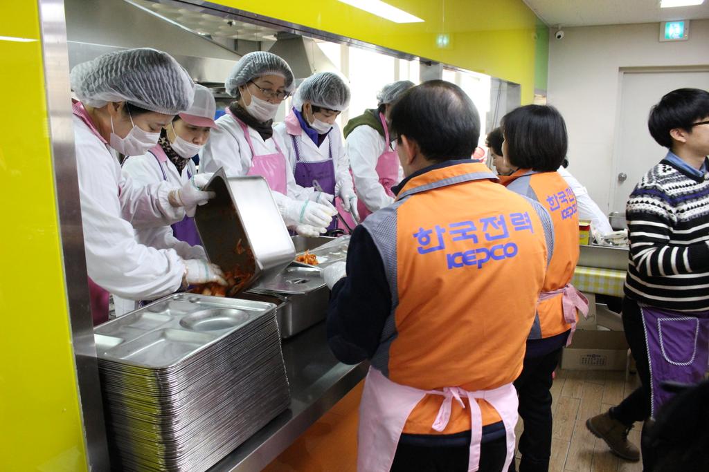 hansolwf's tweet photo. #한솔복지관#설날
설날을 맞이하여 한솔직원들이 새해인사를 올리고  맛있는 명절음식을 함께 나누고 있습니다🙇💕 https://t.co/NChqICZfl9