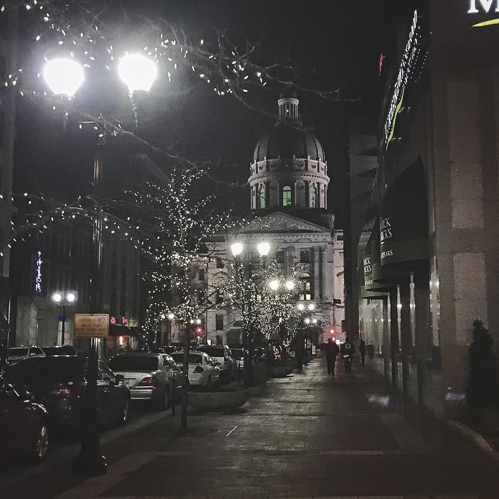 layoverlife's tweet photo. A night out in Indianapolis ✨🏙🌙
#citynights #downtown #travel #layover #capitol #indianapolis #indiana #flightatten… https://t.co/IGcGj4SVWh
