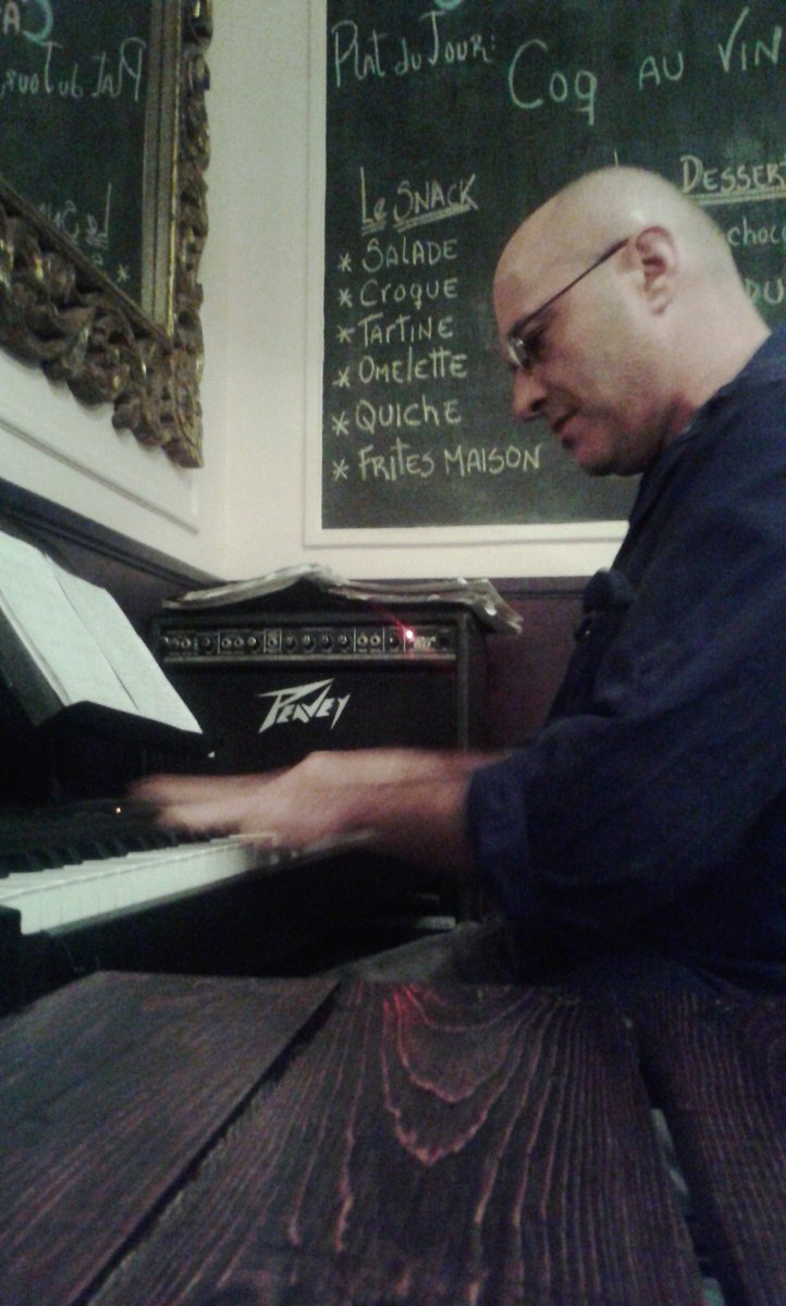 Un placer compartir hoy un rato y hasta tocar un tema con este súper músico y pana, Laurent Lecuyer en <a href="/monsieurccas/">CAFEMONSIEUR</a>
