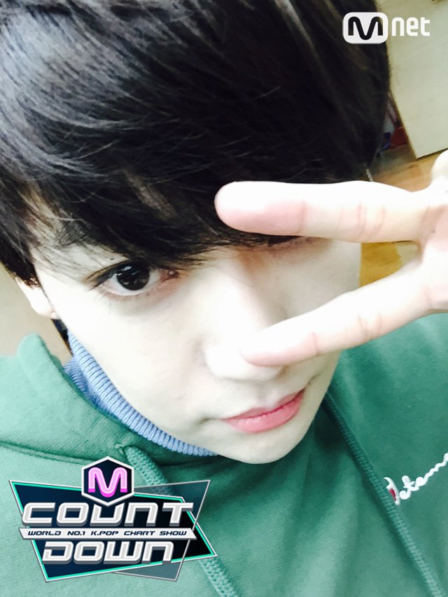 MnetMcountdown's tweet photo. 살아있는 만찢남이 여기 있습니다. #WINNER 의 #진우 군! 소싯적 셀카좀 찍어보신 이 완벽한 각도와 얼굴에 반을 가리는 브이까지! 업그레이드된 미모로 돌아온 #위너! 오늘 본방사수는 필수겠죵? https://t.co/7iAlGhXVZz