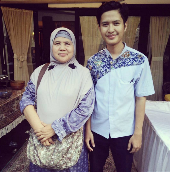 MamahDedehAsli's tweet photo. TAKE A PICT WITH @agho https://t.co/yIKg1D6bUB