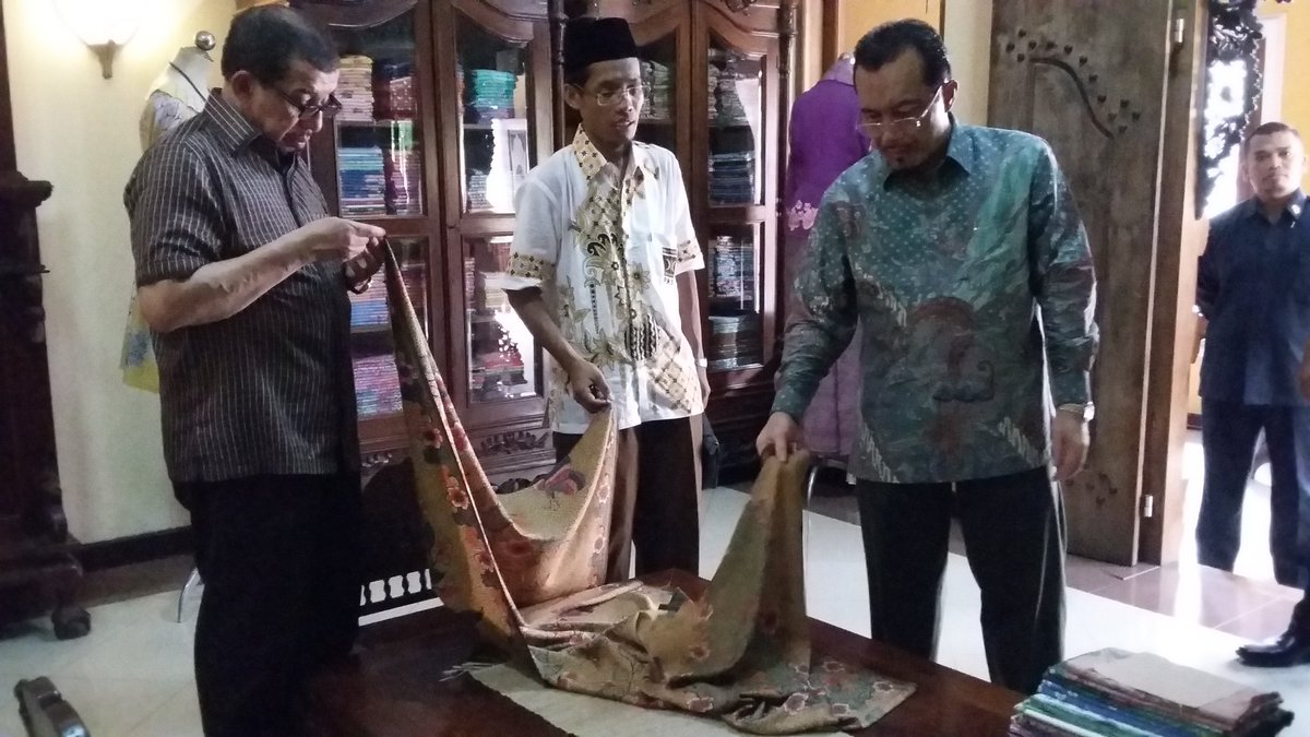 Ke <a href="/kotabatik/">Pekalongan</a> , ketua Majelis Syura PKS kunjungi kampung batik <a href="/PKSjateng/">Mas Blangkon</a> <a href="/PKSejahtera/">DPP PKS</a> <a href="/salimsegaf/">Salim Segaf al Jufri</a>