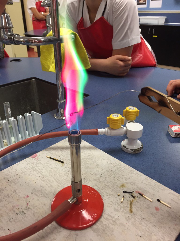 pinklabcoat's tweet photo. Flame colours are a great way to introduce electron configuration. #christmasflame #lithium+copper #11chem https://t.co/vSCefv2x1o