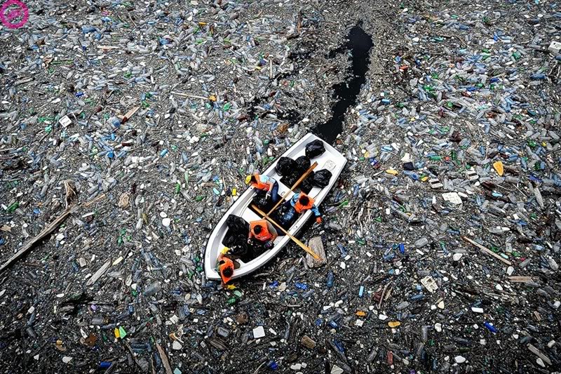 En 2050 habrá más plásticos que peces en los océanos. ethic.es/2016/01/unos-o…