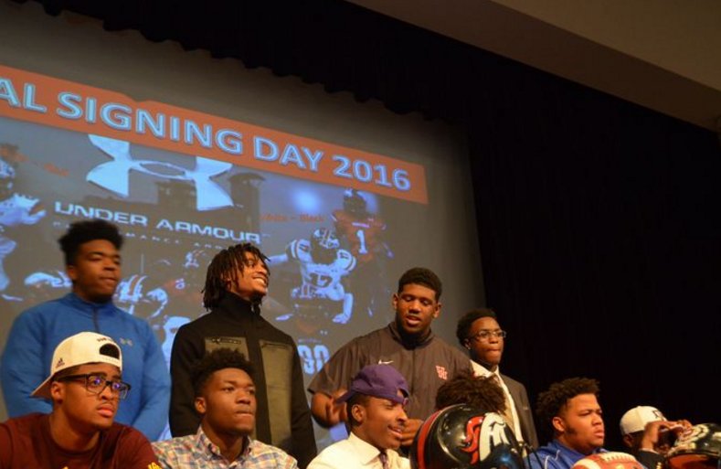 KHOU's tweet photo. RECAP: How did @UHCougarFB fare in #NSD2016? Which top athletes signed where? https://t.co/6hBxy4h6fw #KHOUpreps https://t.co/R1o56jLb2b