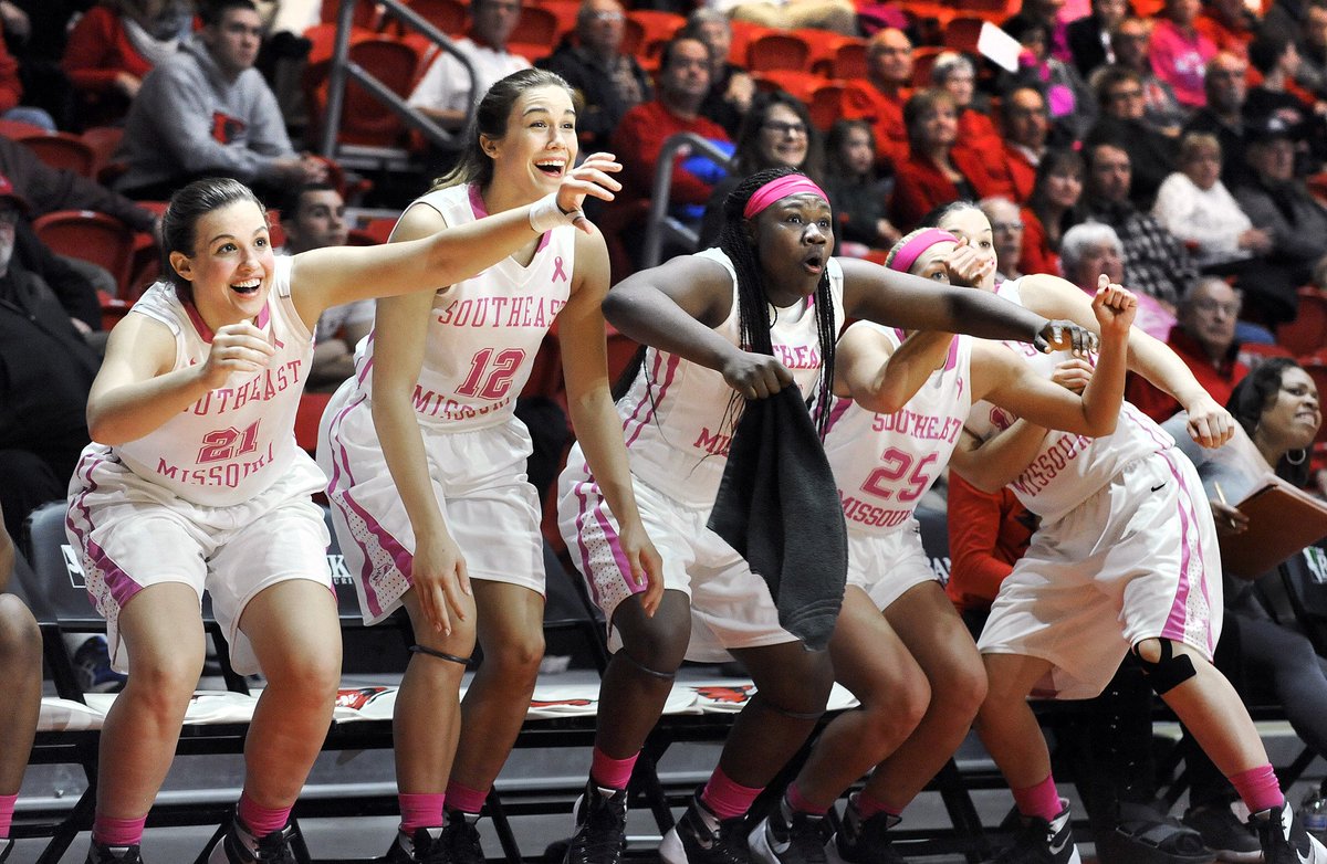erinunerstall's tweet photo. The bench photos are always good. But these by @LauraSimonSez tonight are on another level: https://t.co/fwk2qPKwrt https://t.co/icJZhHz1Rj