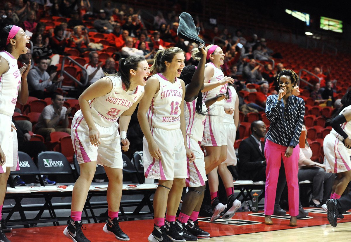 erinunerstall's tweet photo. The bench photos are always good. But these by @LauraSimonSez tonight are on another level: https://t.co/fwk2qPKwrt https://t.co/icJZhHz1Rj